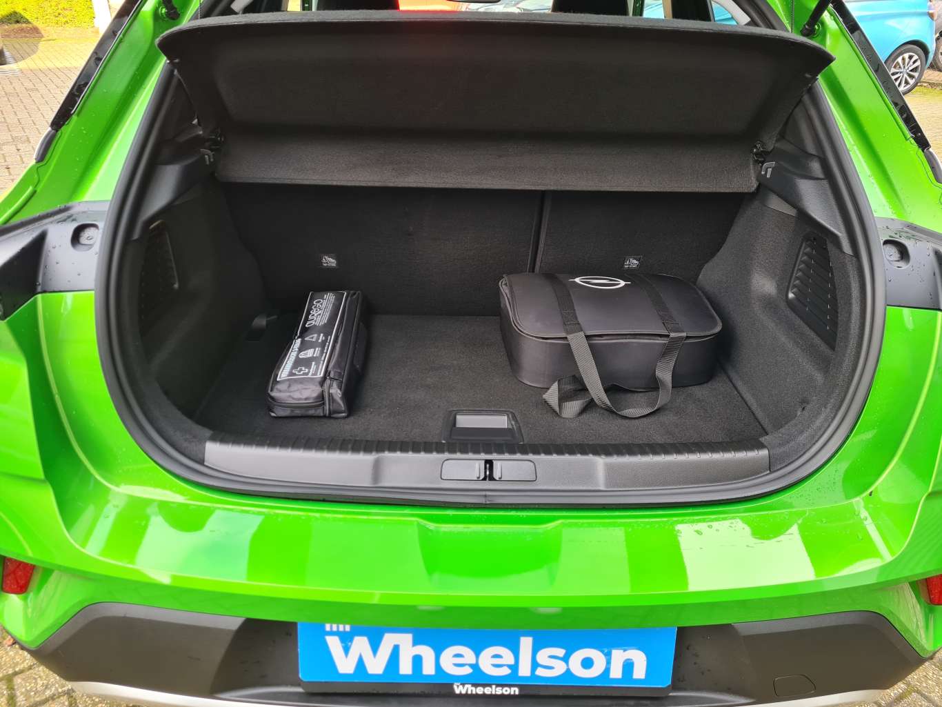 opel-mokka-e-groen-occasion-importeren-groen-mrwheelson-kofferbak